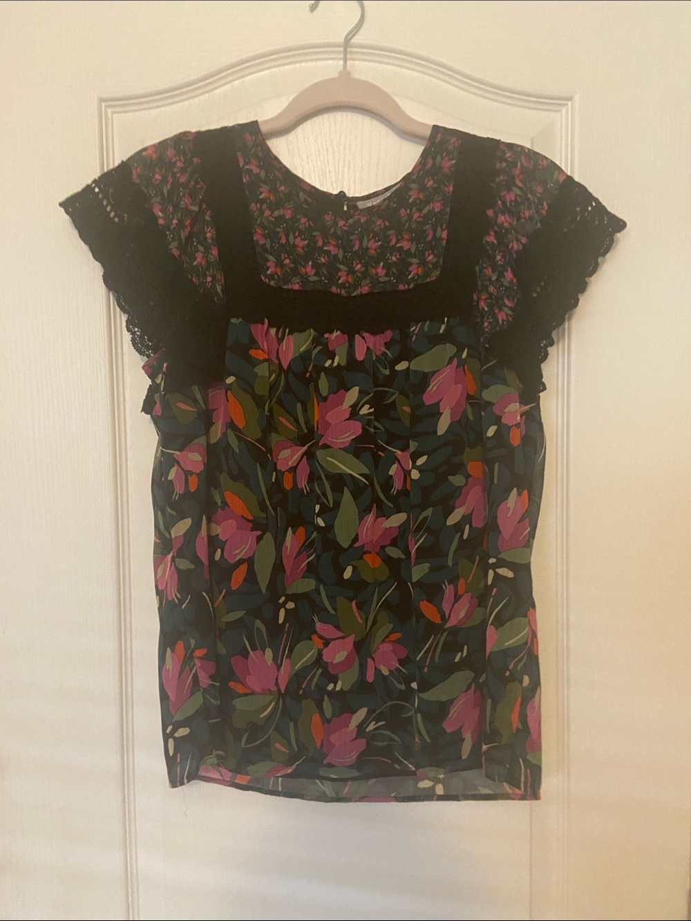 Daniel Rainn Black Floral Lace Yoke Short Sleeve Blouse